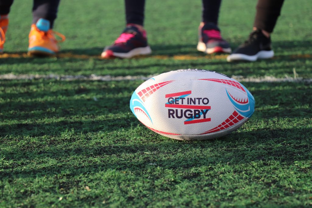Bola de rugby no chão do campo. | Fonte: Unsplash