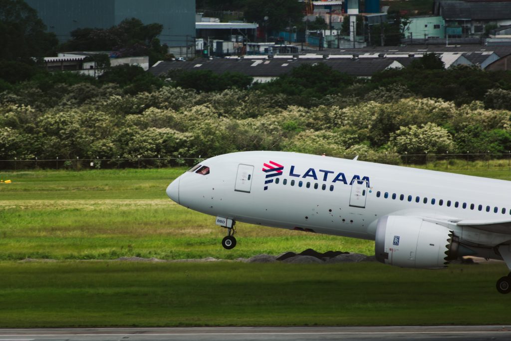 Avião da LATAM decolando. / Fonte: Unsplash